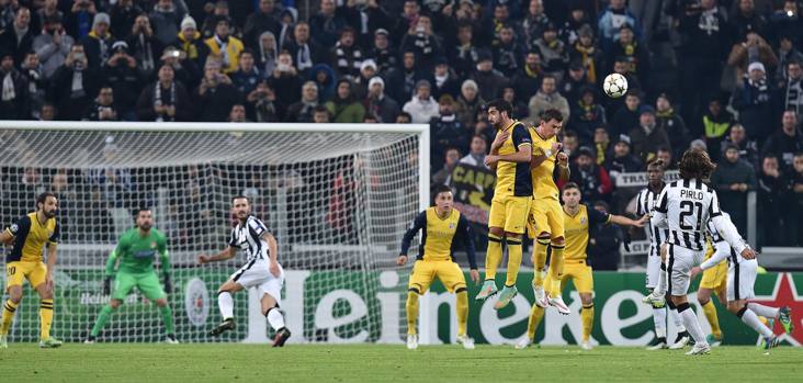 Pirlo ci prova su punizione. Senza fortuna. Ansa